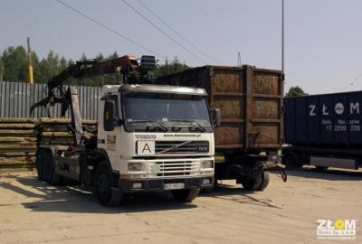 zlom_biala_ciezarowka_volvo